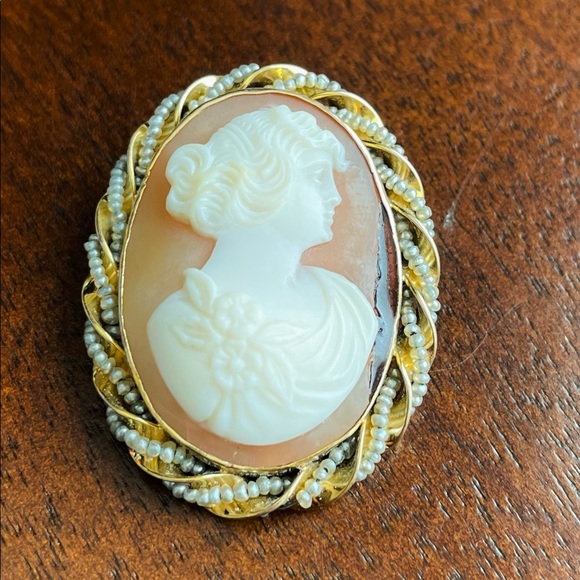 10k yellow Gold Victorian Carved Shell Cameo Pin Pendant with Pearls seeds.